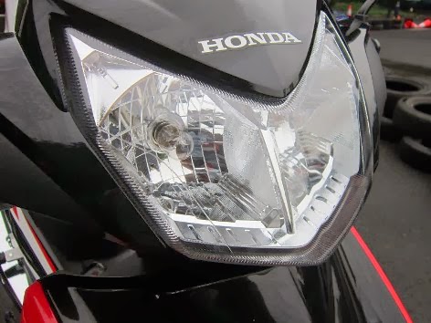 Honda Supra X 125 FI sudah dirilis , harga mulai dari Rp 15.350.000 OTR Jakarta . . . wow dibagasi ada charger HP juga