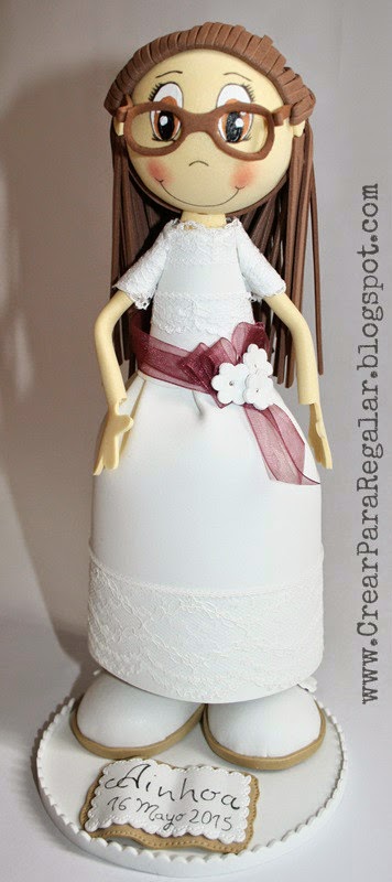 fofucha con traje blanco primera comunion