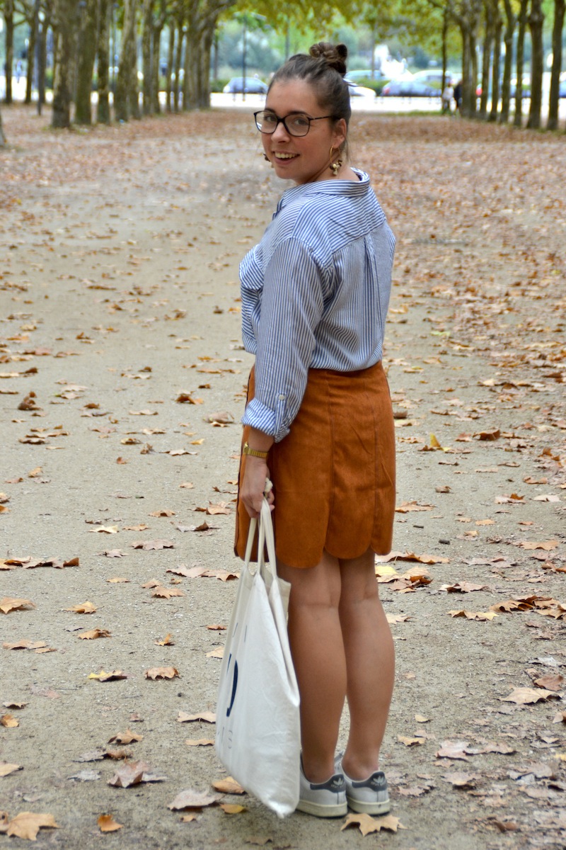 chemise rayé Zara, jupe en suédine Boohoo, stan smith et tote bag American Vintage, créoles DIY