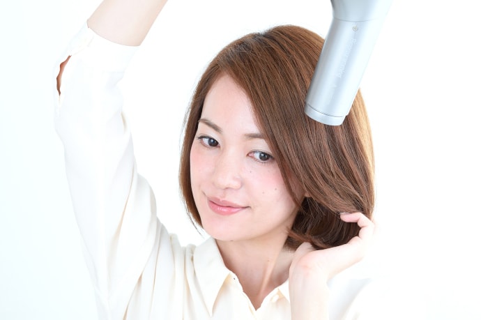 Bí quyết sấy tóc đúng cách để có mái tóc suôn mượt chị em không thể bỏ qua Bí quyết sấy tóc đúng cách để có mái tóc suôn mượt chị em không thể bỏ qua