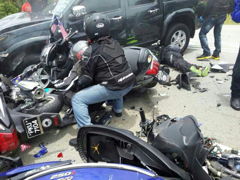 Versi terakhir yamaha 125zr berwarna kuning, biru dan merah yang dilancarkan pada april 2016, ditawarkan pada harga asas sebanyak rm7,269 oleh pengedarnya, hong leong yamaha motor sdn. Lima Parah Dua Peserta Konvoi Malaysia Ride Nyaris Maut Digilis Tayar Gambar Dari Tempat Kejadian