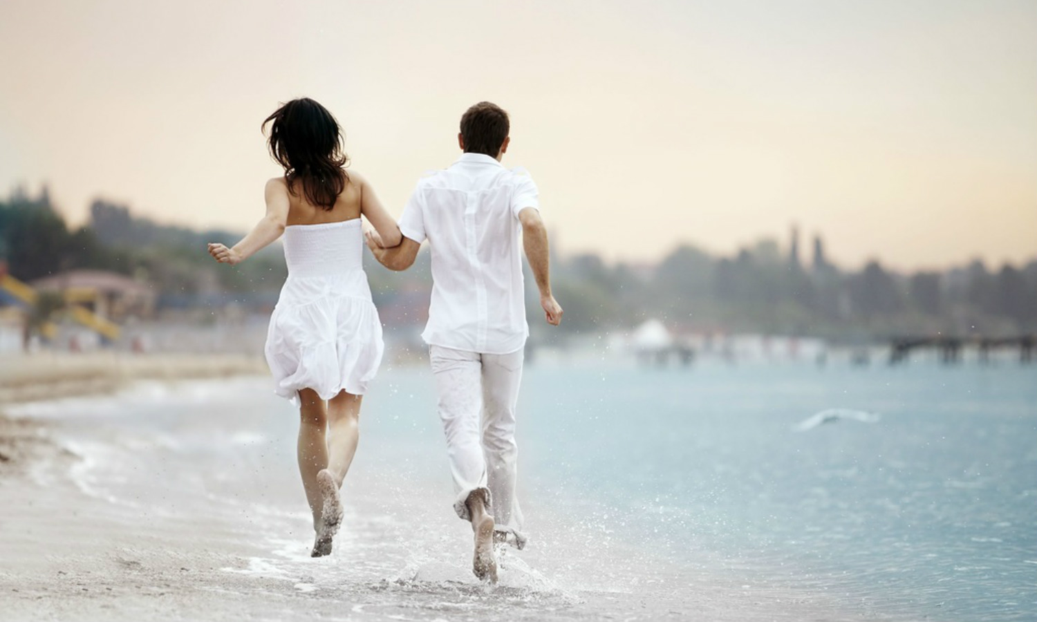 Люди бегут друг к другу. Идти навстречу. Идти навстречу. Влюбленные бегут. Парень падает.