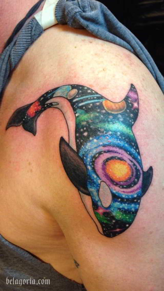 Este tatuaje de un Orca galáctica es muy simbólico y asociado a la vida