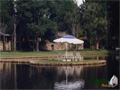 Construção do lago com a ilha no meio com o guarda sol. Lago com os muros de pedra com execução do paisagismo sendo que o lago ficou de frente para a residência. Construção de lago em Bragança Paulista-SP.