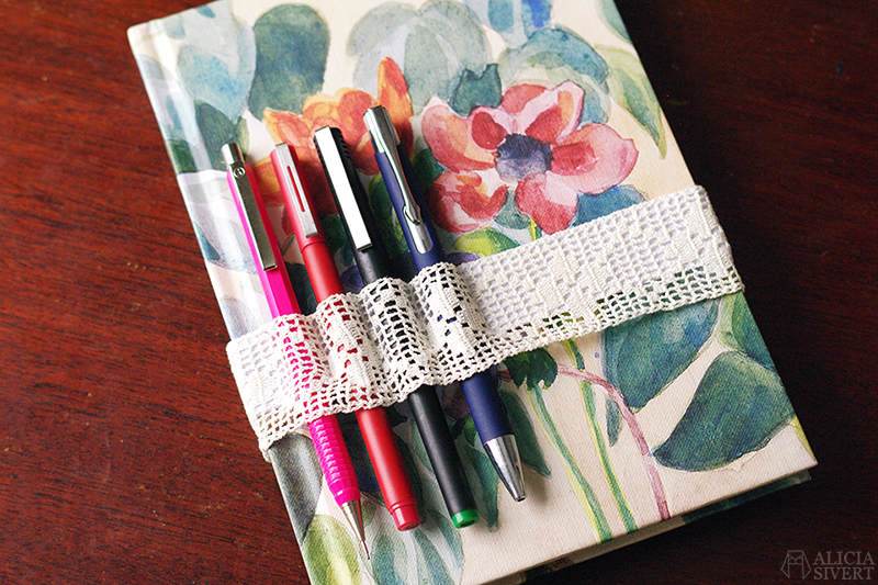 DIY pennhållare i spets, steg för steg-beskrivning av Alicia Sivertsson. / DIY lace pencil holder, tutorial by Alicia Sivertsson. aliciasivert alicia sivert sivertsson diy do it yourself tutorial beskrivning steg för steg step by step gör det själv sy sewing bokband book band pencil holder pennhållare spets resår elastic lace pennor penna bläckpenna blyertspenna anteckningsbok skissbok skrivbok bullet journal förvaring sketchbook bok book notebook skriva rita teckna skapa skapande kreativitet
