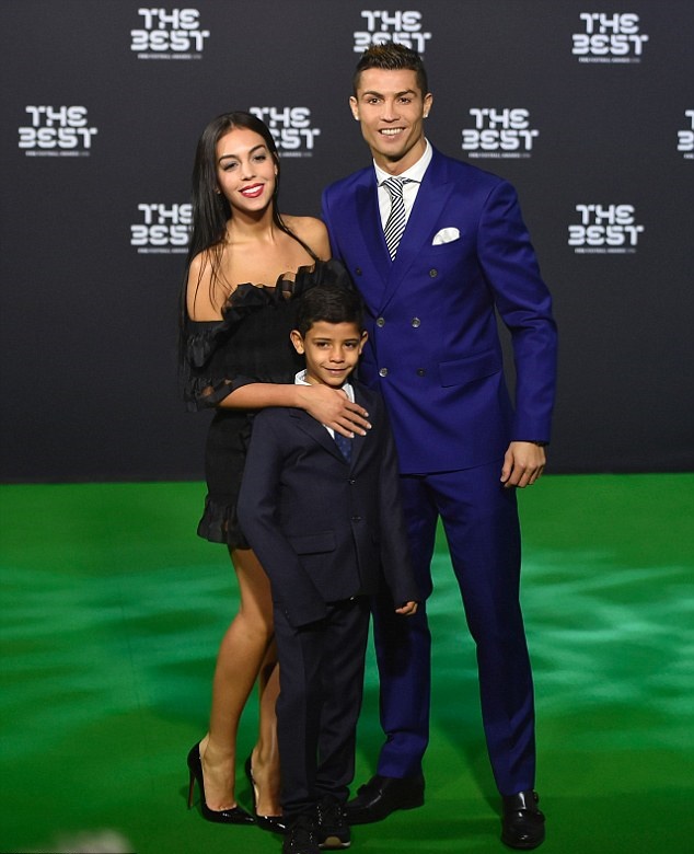 Kemi Online ♥: Cristiano Ronaldo shows off new girlfriend Georgina