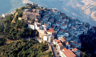 Η «καταραμένη» πόλη του ιταλικού νότου που δεν τολμούν ούτε να αναφέρουν το όνομά της