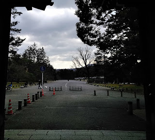 京都御苑：乾御門から中を見る