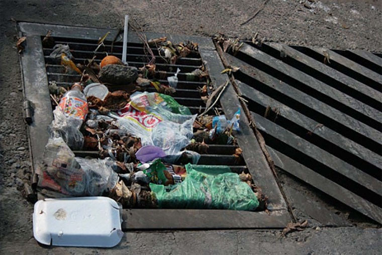 LA NOTICIA DEL HOY Y DEL MAÑANA: Coladeras llenas de basura