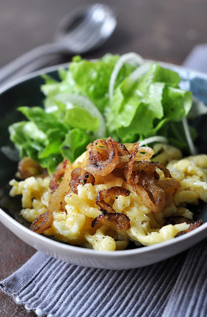 Käsespätzle mit geschmelzten Zwiebeln und Salat