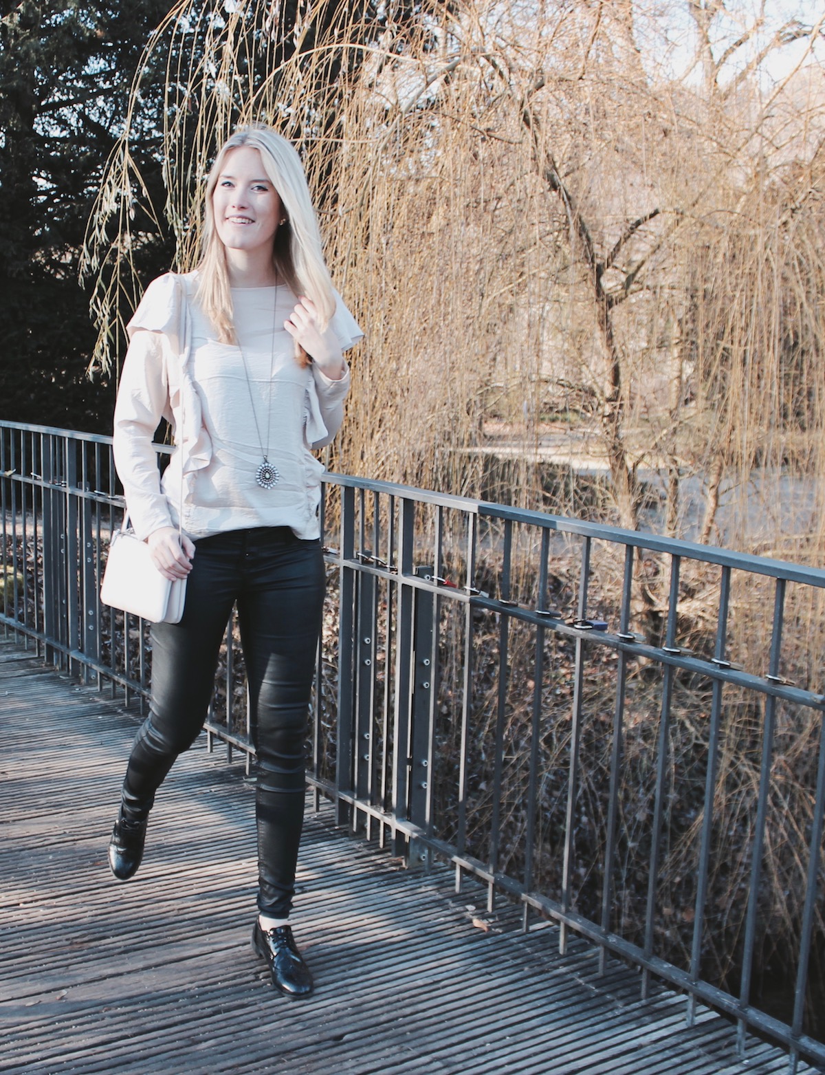 Fashion Outfit Blog Stuttgart Volants Lederhose Blücherschuhe www.theblondelion.com Fashion Outfit Blog Stuttgart Volants Lederhose Blücherschuhe www.theblondelion.com
