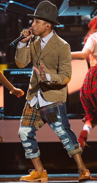 Pharrell Williams Foto de Pharrell Williams cantando en concierto