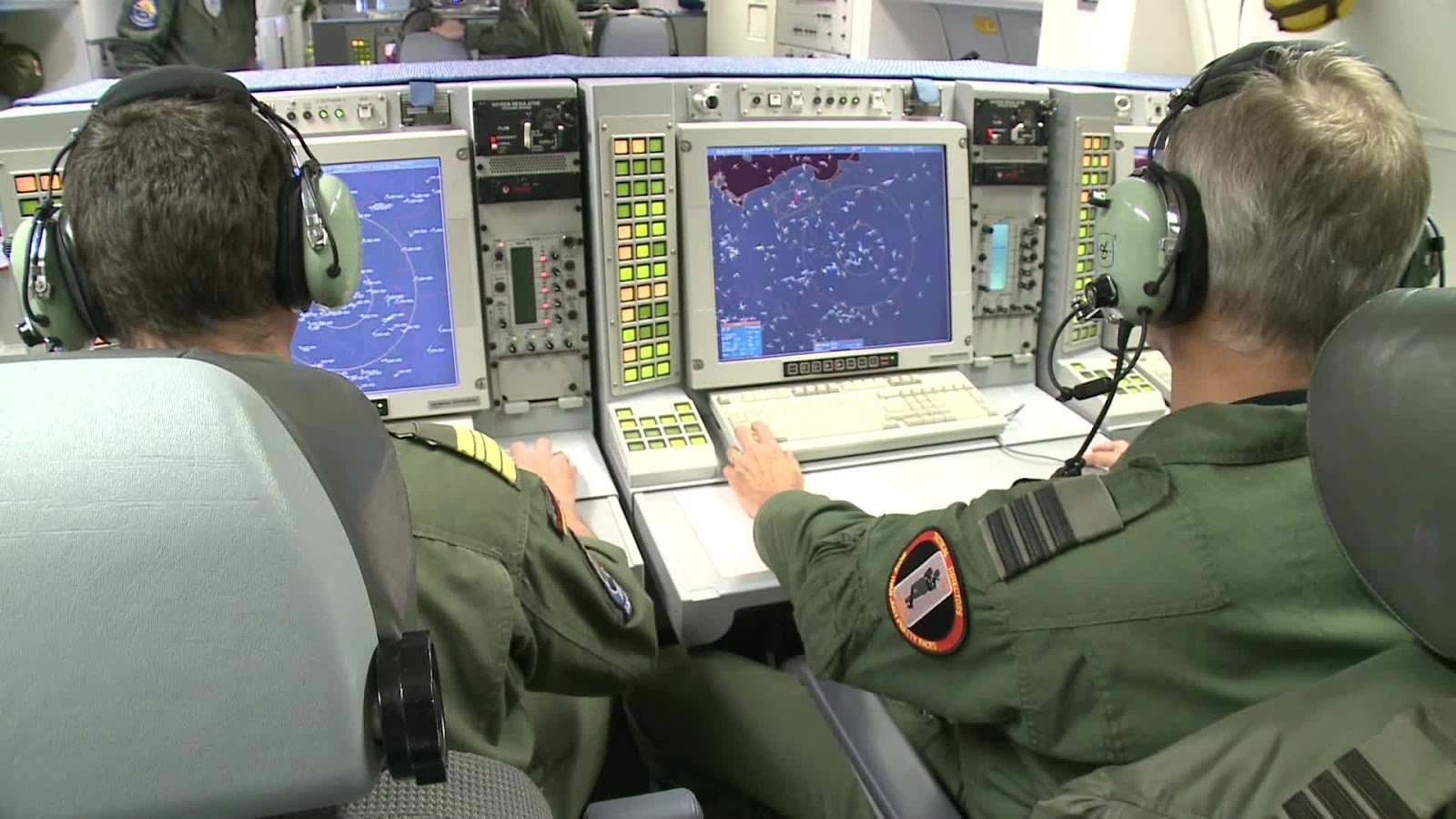 Радар поездов. AWACS (Airborne Warning and Control System). АВАКС экипаж. E 3 AWACS внутри. Самолёт дальнего радиолокационного обнаружения и управления.