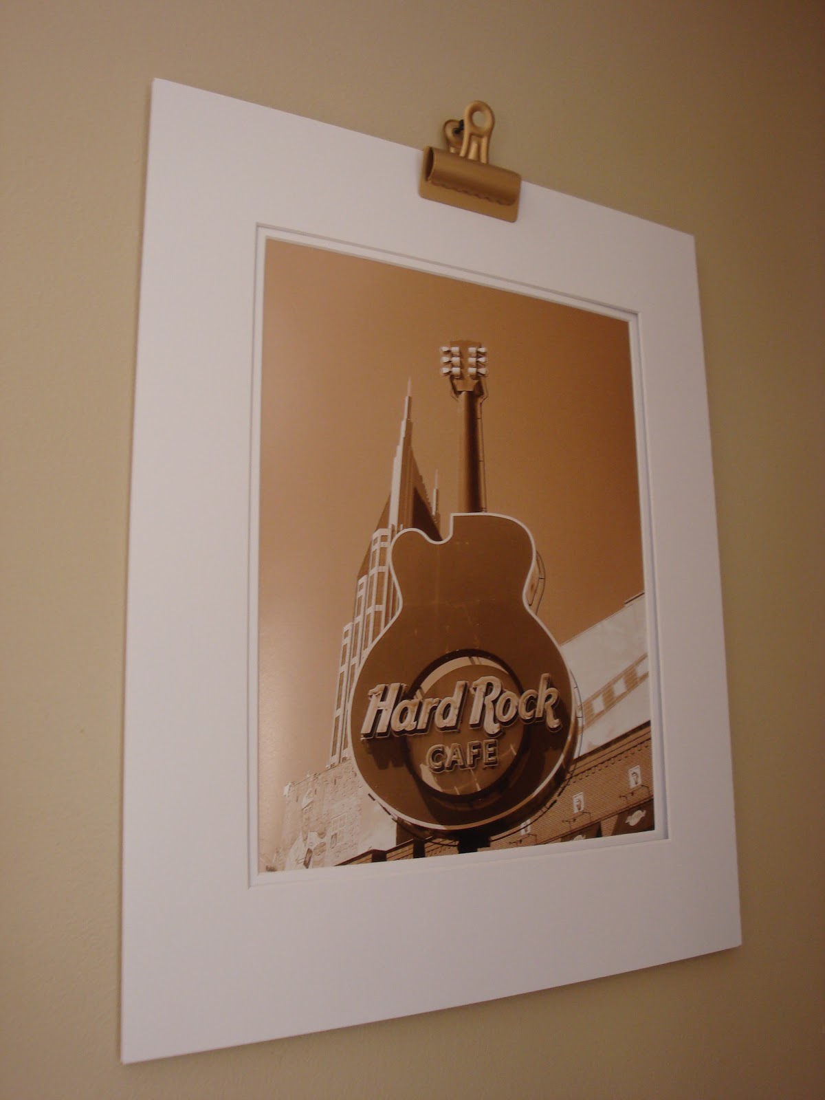 Ashley's Nest: Hanging Pictures without the Frames