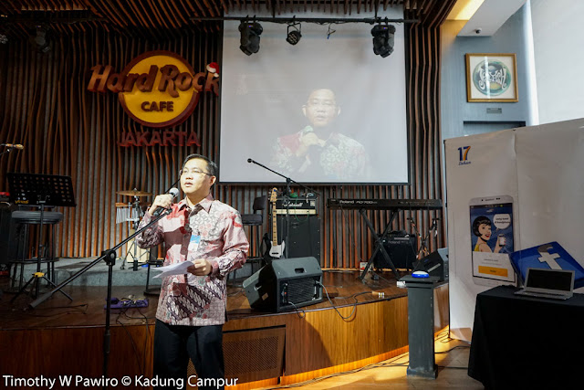 Indonesia - Jakarta - Hard Rock Cafe - Launching Mandiri e-cash untuk online payment di Facebook - Pak Rico dari Bank Mandiri membuka acara Indonesia - Jakarta - Hard Rock Cafe - Launching Mandiri e-cash untuk online payment di Facebook - Pak Rico dari Bank Mandiri membuka acara
