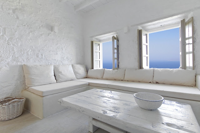 Una casa de arquitectura típicamente griega con un interior en blanco puro chicanddeco