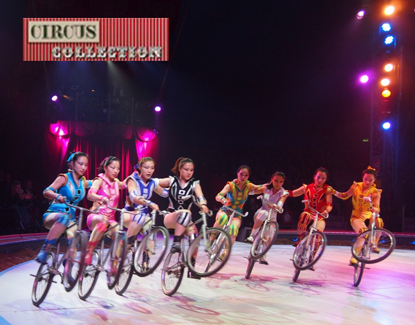 la troupe de chinoise composée de huit cyclistes 