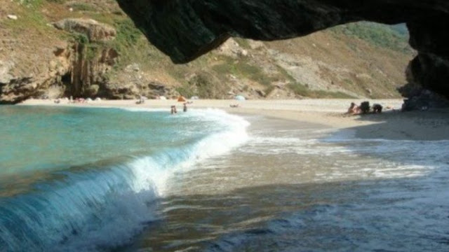 Η άγνωστη μαγική παραλία της Εύβοιας με το φαράγγι, τη λιμνούλα και τους.. σταλακτίτες