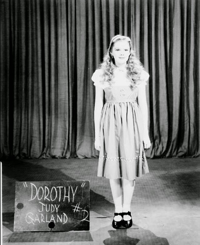 27 Amazing Behind the Scenes Photos From the Making of 'The Wizard of