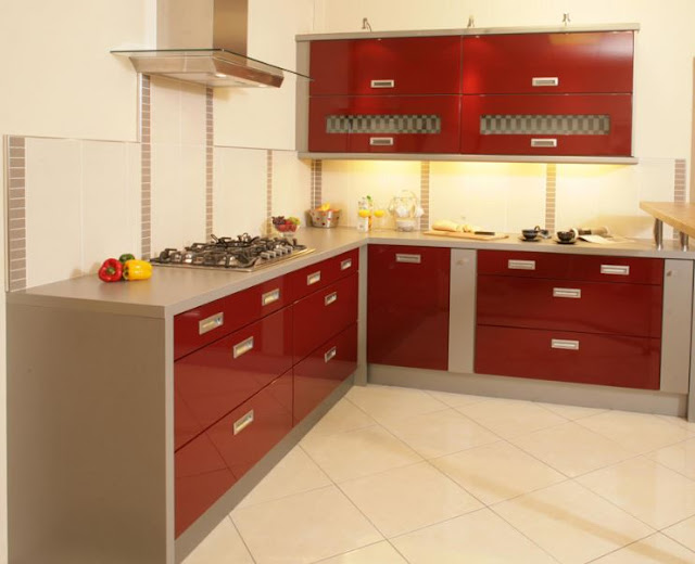 Nổi bật với thiết kế tủ bếp gỗ acrylic màu đỏ.