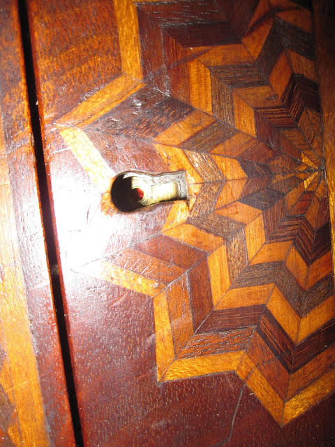 Natagpuan Ng Mag-Asawang Ito Ang Isang Box Sa Loob Ng Trap Door. Nang Buksan Nila Ito, 'Di Sila Makapaniwala Sa Laman Nito! Natagpuan Ng Mag-Asawang Ito Ang Isang Box Sa Loob Ng Trap Door. Nang Buksan Nila Ito, 'Di Sila Makapaniwala Sa Laman Nito!