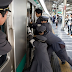 EL SURREALISTA TRABAJO DE LOS EMPUJADORES DEL METRO DE TOKIO