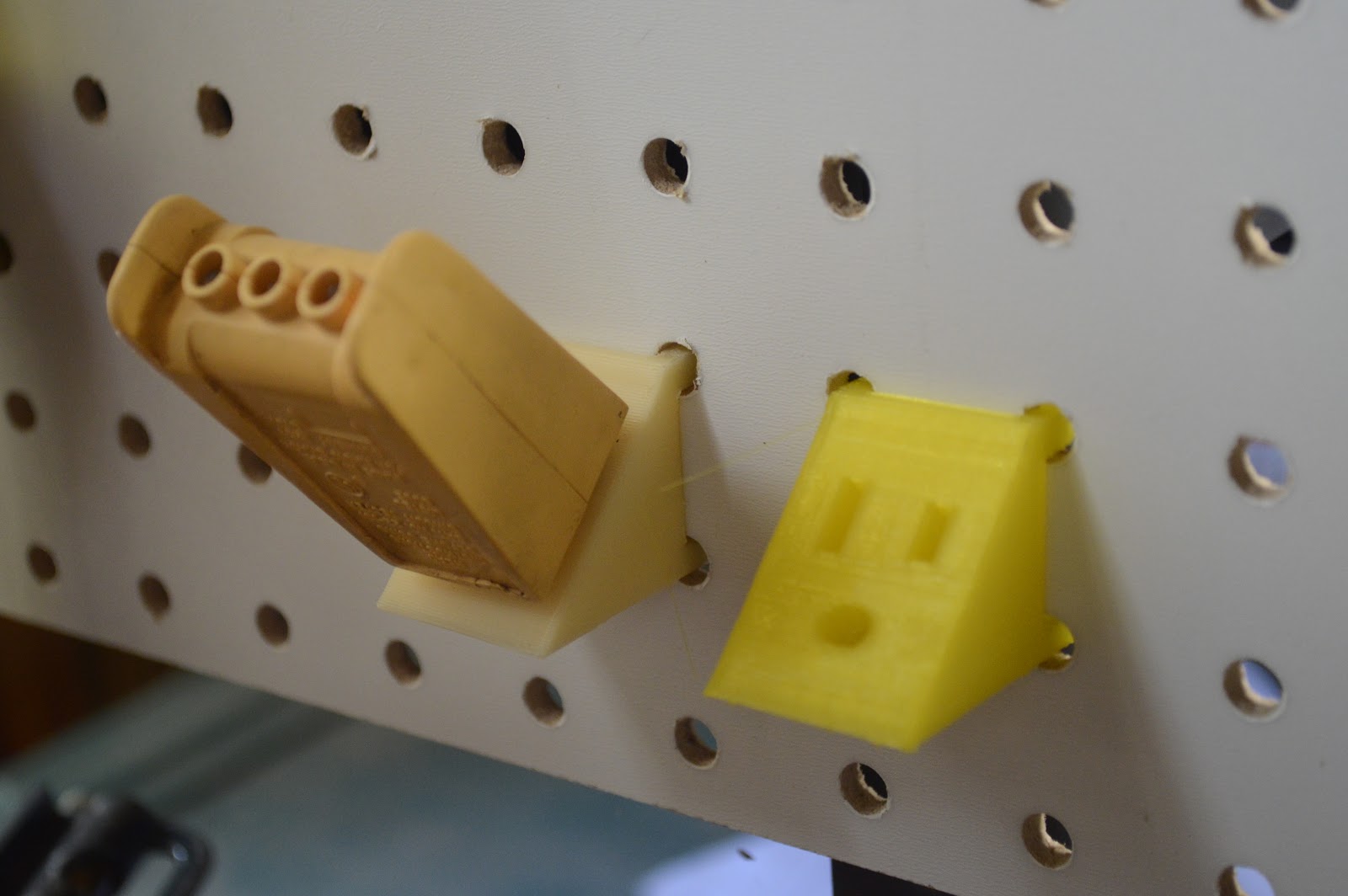 Pegboard circuit tester & grounding adapter