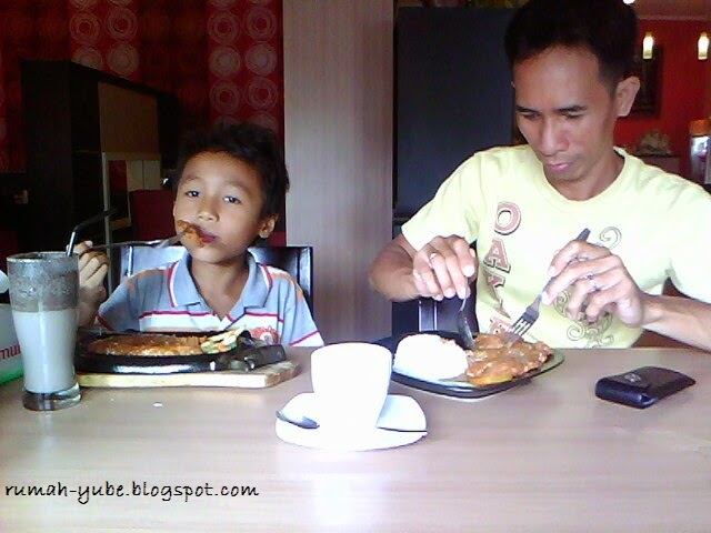 kedai amarta semarang bapak dan anak sedang makan asik
