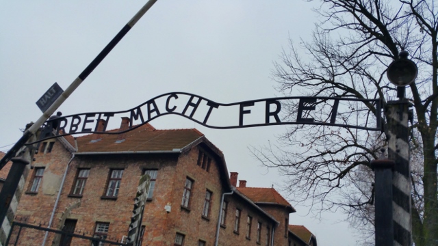 Letrero a la entrada de Auschwitz I