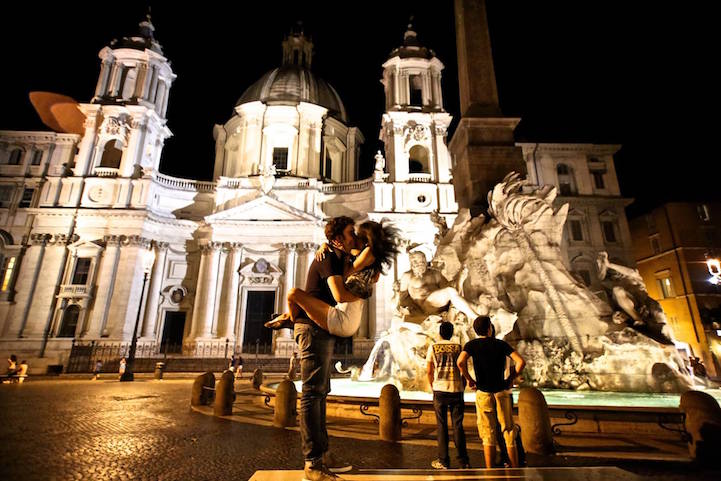 Traveling Photographer Captures Couples Kissing in Public Around the World Traveling Photographer Captures Couples Kissing in Public Around the World