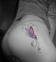 tatuaje de mariposa en la cola