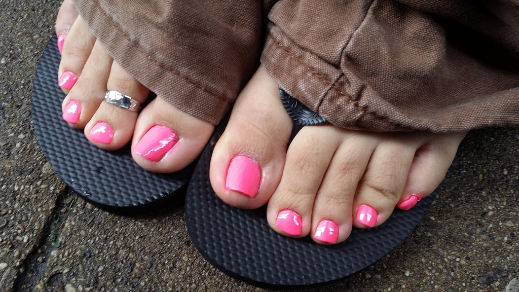Pink toes!