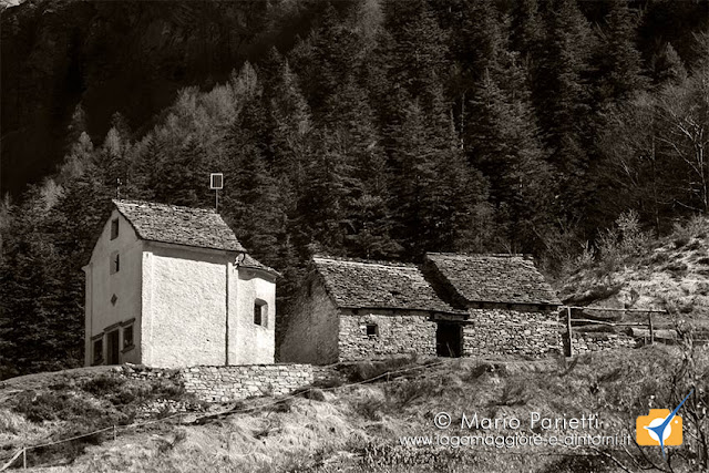 Alpe Cortina in valle Vigezzo con chiesetta Alpe Cortina in valle Vigezzo con chiesetta