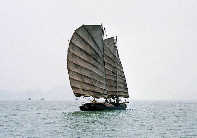 Gambar Kapal Layar Kuno bernama Jung 
