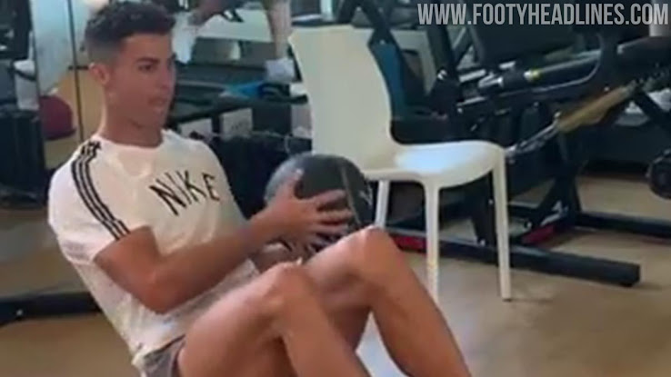 Espinoso gráfico hoja Is This Allowed? Ronaldo Wears Nike Shirt With Adidas 3 Stripes - Footy  Headlines