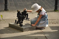 Krasnale wroclawskie - pozarki biegna na pomoc dziewczynce