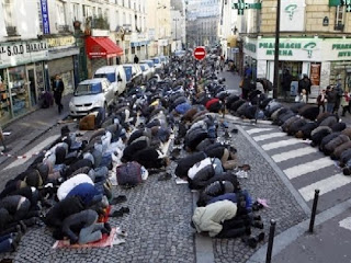Menteri Prancis Larang Muslim Shalat di Jalan Raya