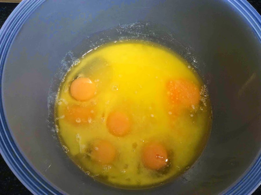 Mezcla de huevos, yogur de coco, mantequilla y azúcar