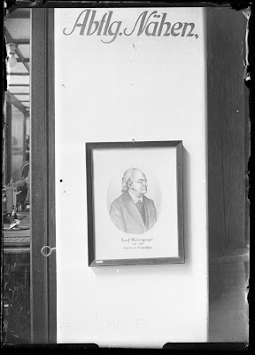 Bild von Josef Madersperger am Eingang zur Abteilung Nähen in einem Museum um 1950?