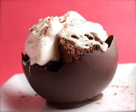 علب وأكواب من الشوكولاته تؤكل!