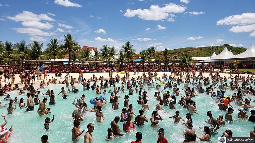 Piscina lotada no Minas Beach: parque aquático em Raul Soares Piscina lotada no Minas Beach: parque aquático em Raul Soares