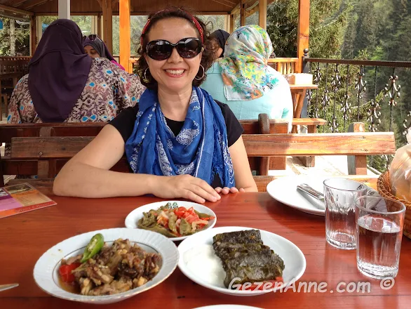 Ayder yaylasında Karadeniz yemekleri yerken, Eylül restoran Rize