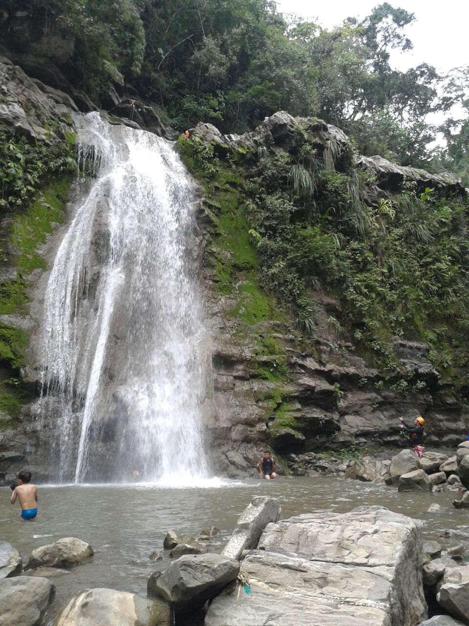 cascada y rodadero natural la ruidosa