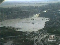 Fuente: https://flutrackers.com/forum/forum/earth-weather-astronomy-environment/pollution-incl-gulf-of-mexico-oil-disaster/132766-salt-mine-1980-lake-peigneur-la-sinkhole-disaster El cráter y la cascada