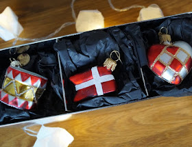 Die Nissedør: Unsere dänische Wichteltür (+ Verlosung). Der Wichtel kann auch Geschenke bringen: Zum Beispiel Weihnachtsbaumanhänger mit dem Motiv der dänischen Flagge aus dem fejo Shop.