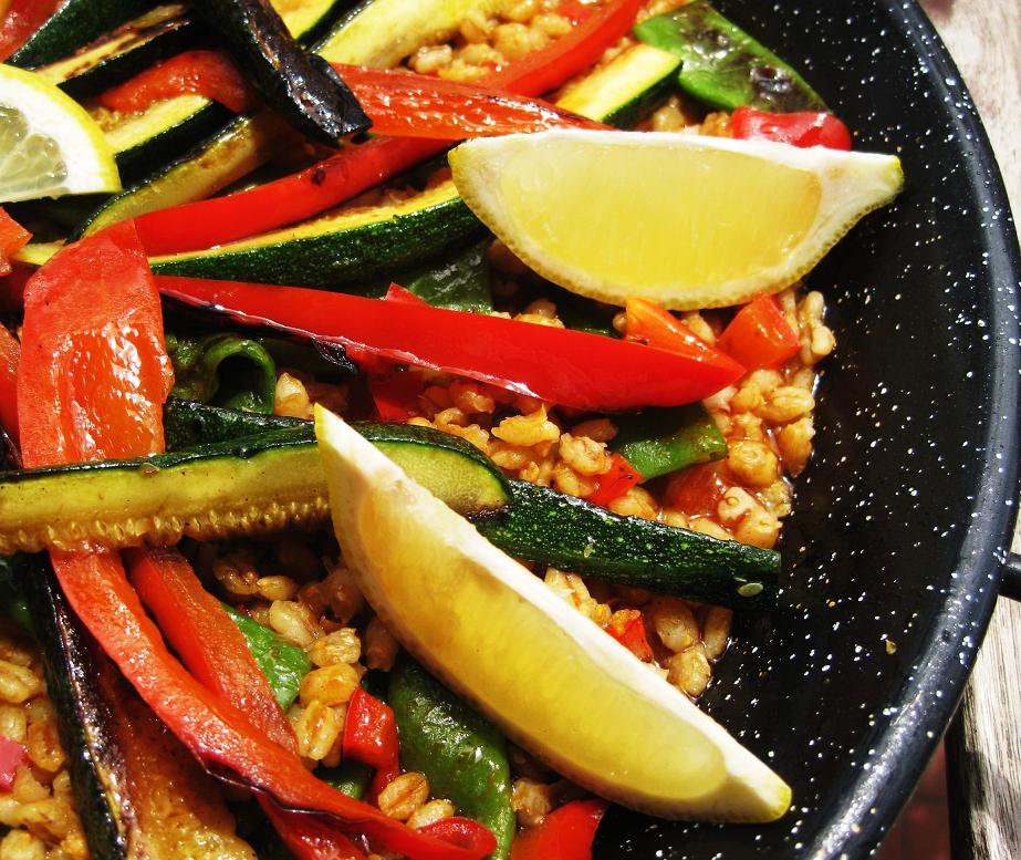 Exquisito Vegetariano! Paella de cebada con verduras asadas