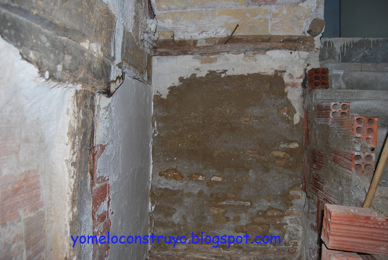 Dando yeso en la cuadra.