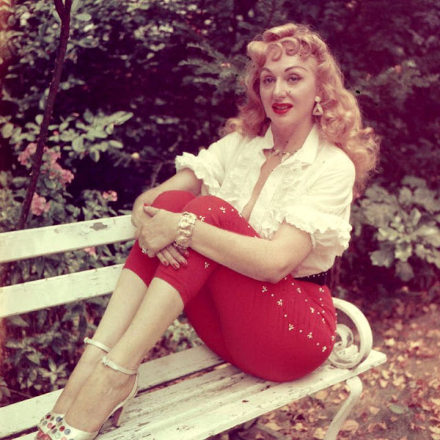 40 Cool Snapshots Of A Beautiful Woman Probably An Amateur Model From The 1950s ~ Vintage Everyday