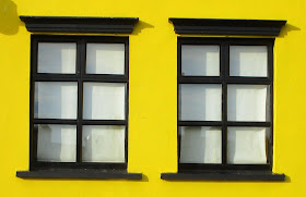 keltainen seinä, mustat ikkunanpuitteet