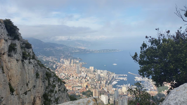 Blick auf Monaco zwischen Felsen auf dem Tête de Chien